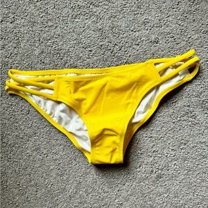 🆕 Victoria's Secret crisscross strappy hips bikini bottom 💛